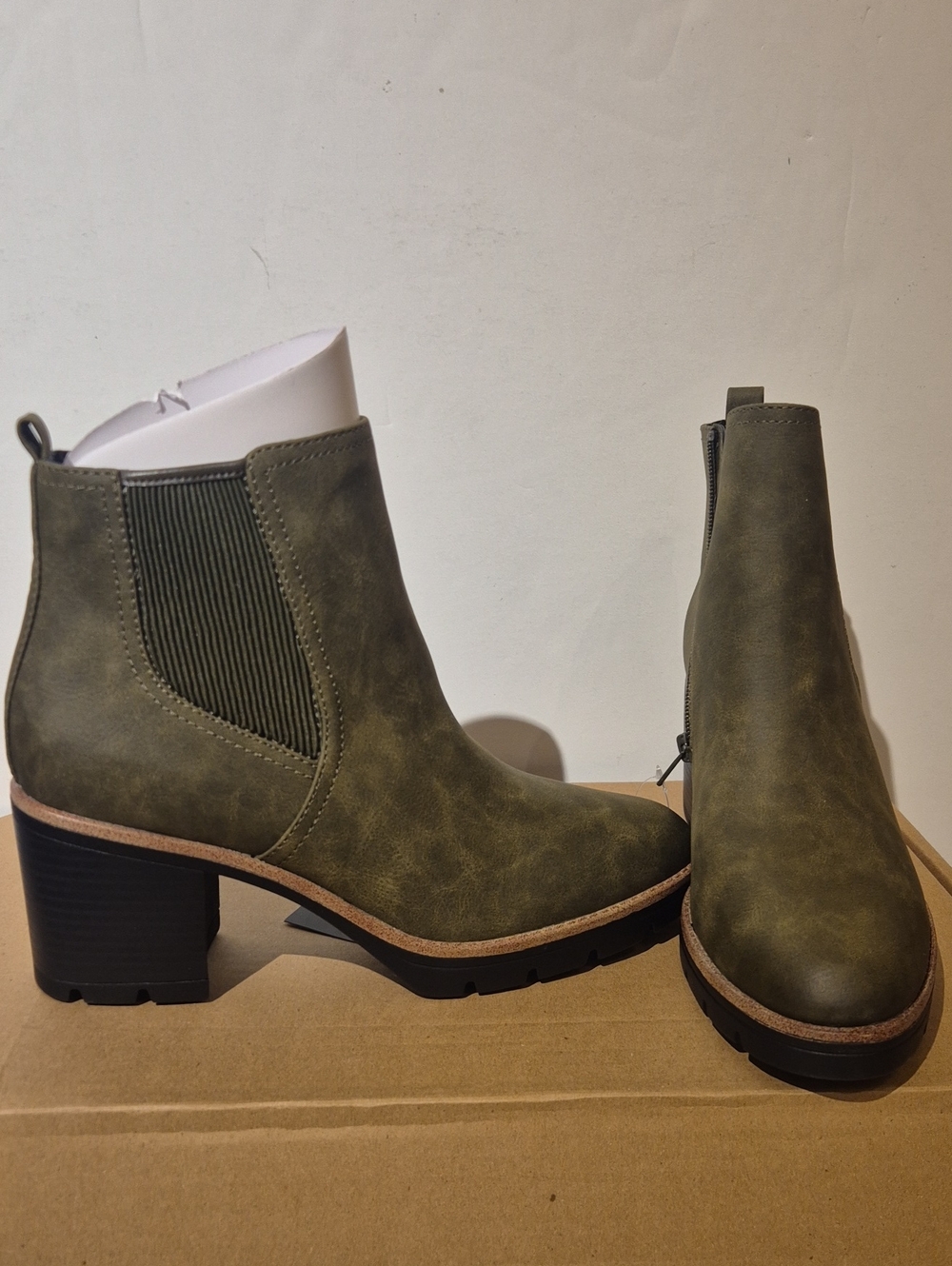 Naturalizer womens Madalynn Gore Water Repellant Lug Sole Ankle Boot Ankle Boot